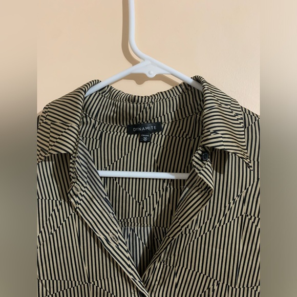 DYNAMITE BLOUSE 👑 - Picture 2 of 2